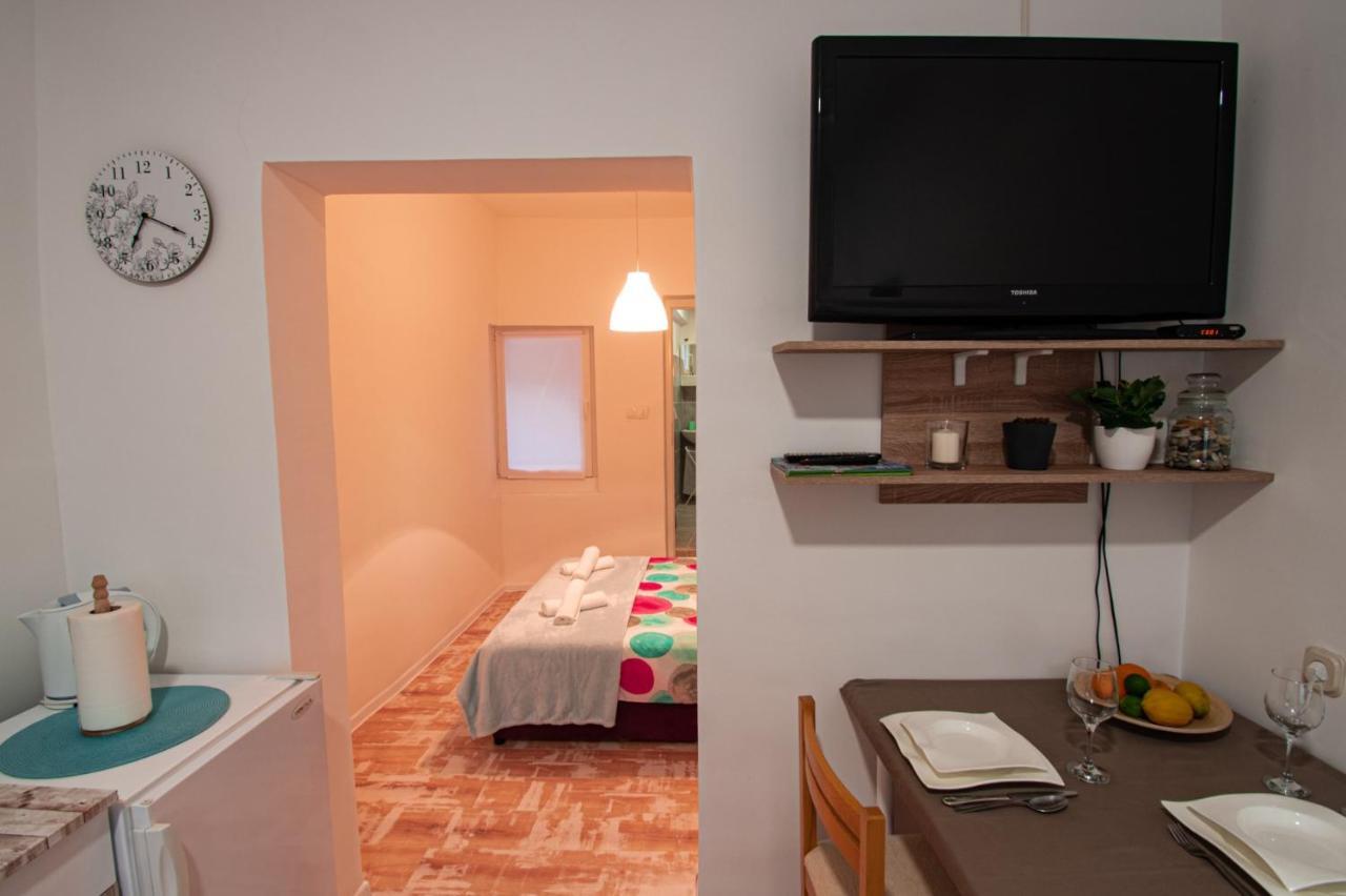 Apartment Ema&Mila คนิน ภายนอก รูปภาพ